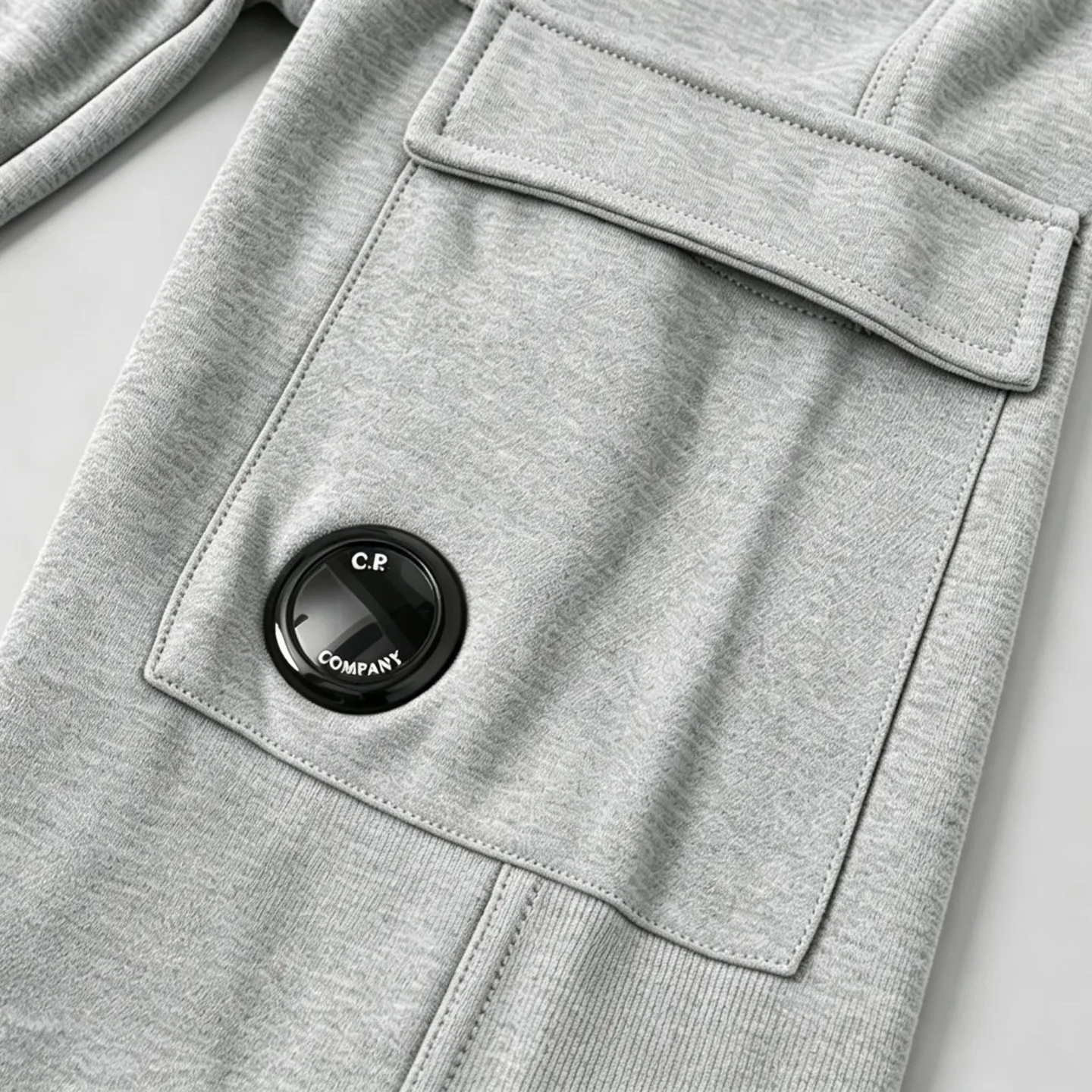 H 6067 C.P.company Classic pocket lens zipper terry outdoor sports sweatpants lens decorated sweatshirt Color: Black White Gray Sizes: M-XXL Item No.: H 6067